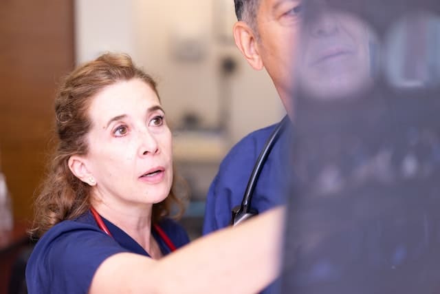 Женщина врач рассматривает снимок
